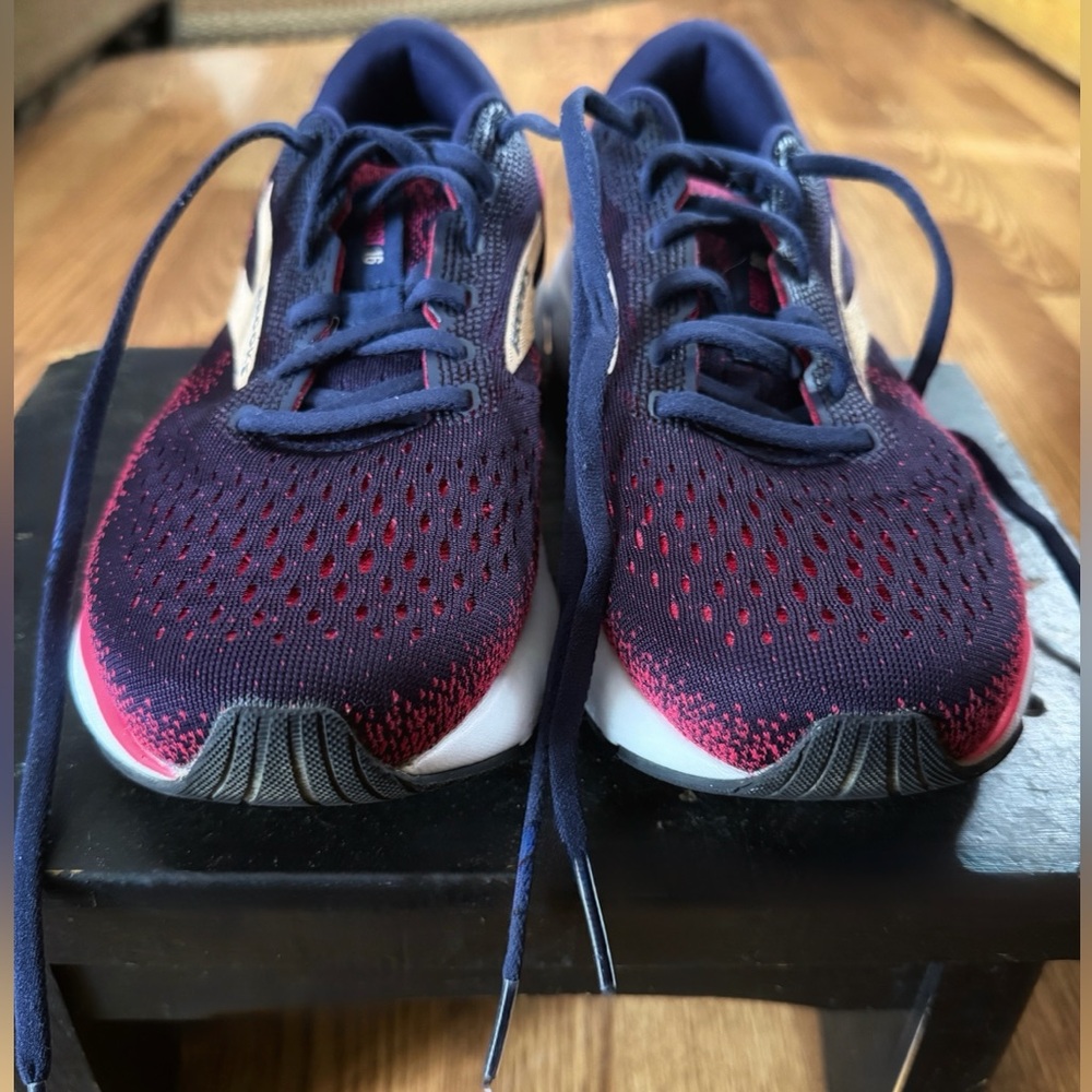 Brooks Ghost 16 Women’s 8.5 WIDE (D)
Sneakers in Peacoat/Raspberry/Apricot.